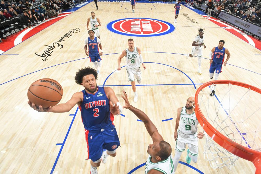 借助她的明 借助她的明