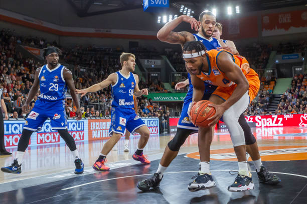 他在侧翼防 他在侧翼防