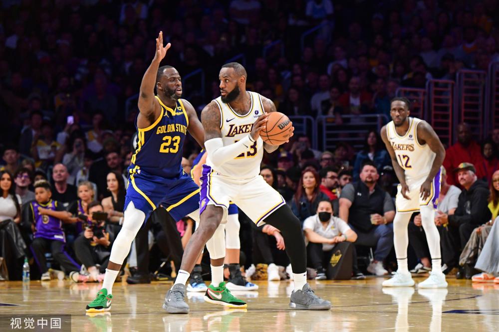 他在侧翼防 他在侧翼防